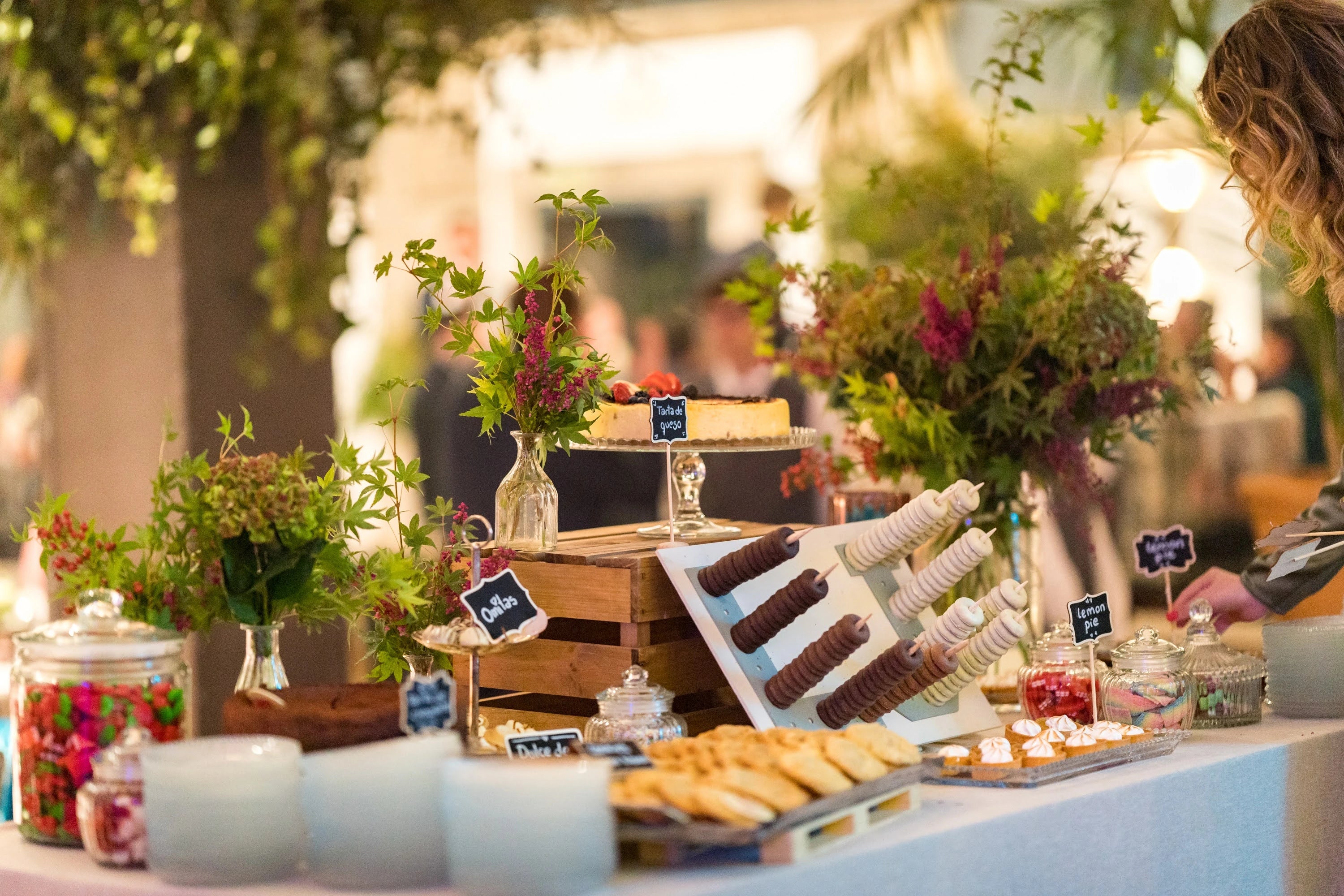 Vitrina de dulces, brownies de sabores y bollería en la tienda de Aravaca 