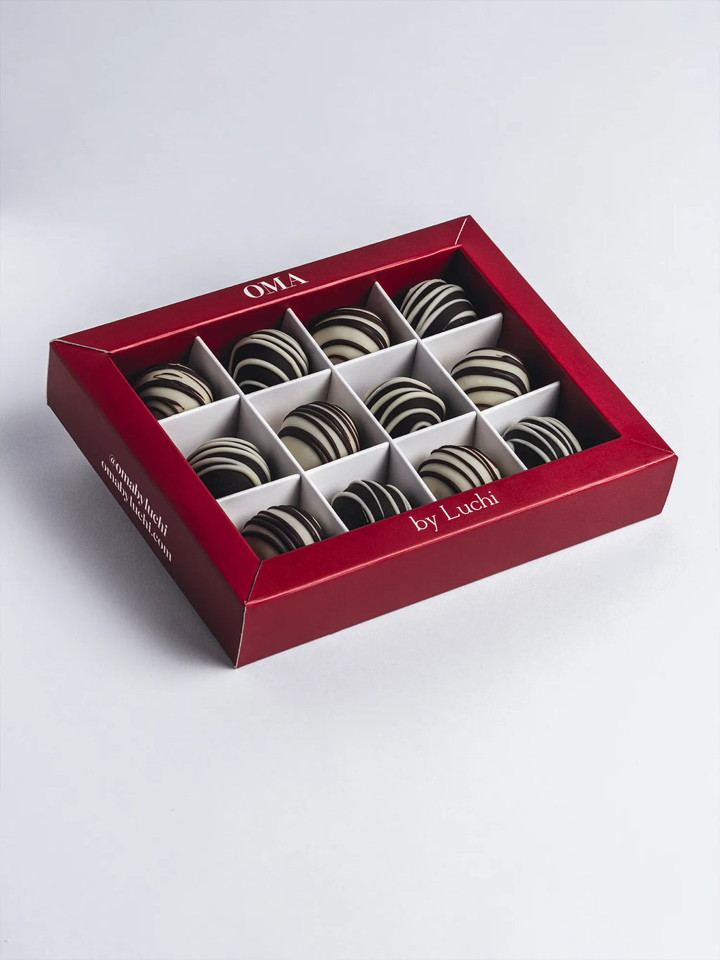 Caja de Omitas negras de Oma by Luchi