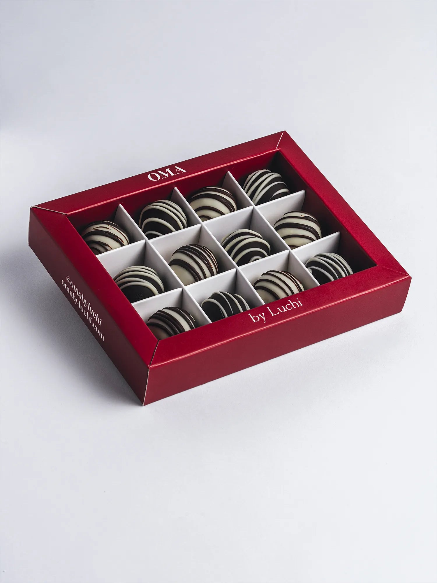 Caja de Omitas negras de Oma by Luchi