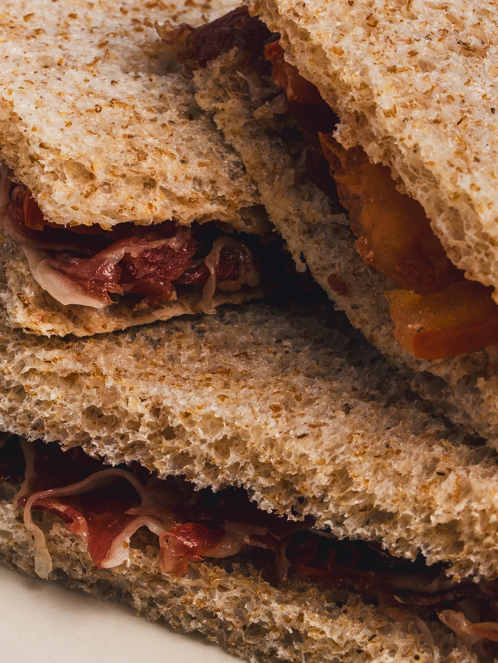 Sandwiches jamon serrano y tomate de OMA by Luchi