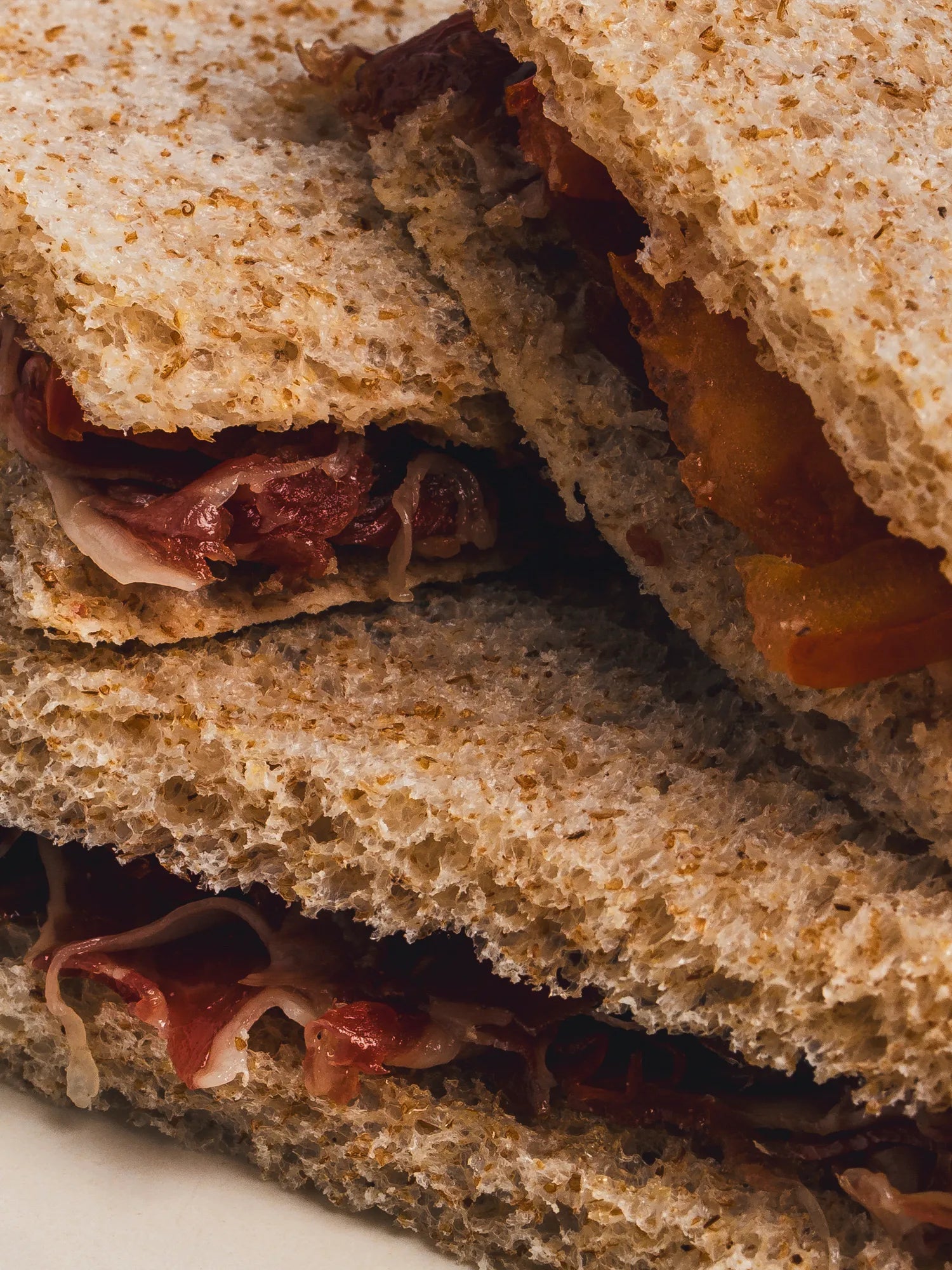 Sandwiches jamon serrano y tomate de OMA by Luchi