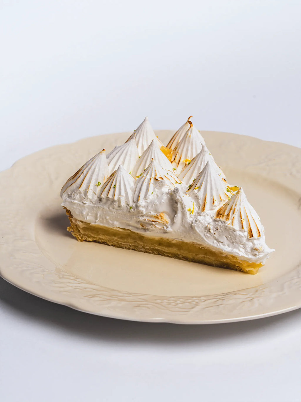 Porción de tarta de limón y merengue de OMA by Luchi