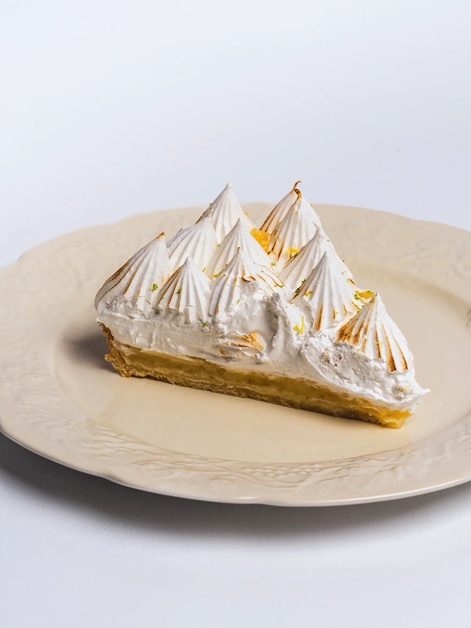 Porción de tarta de limón y merengue de OMA by Luchi